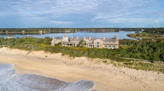 De woning van Calvin Klein in East Hampton van boven met strand