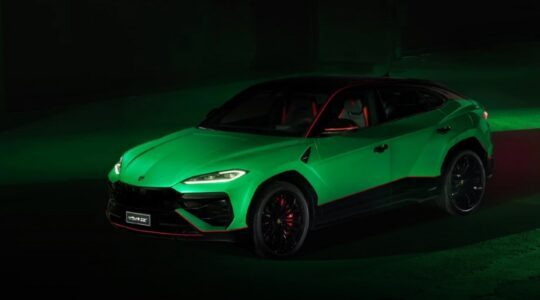 De Lamborghini Urus SE Tettenero Capsule van de zijkant