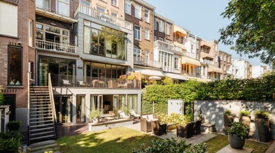 Mexx-miljonair Rattan Chadha krijgt Amsterdamse benedenwoning niet verkocht, en dus geeft hij bijna een half miljoen korting