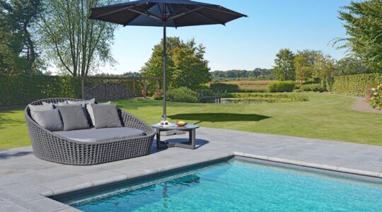 Luxe tuinmeubelenzaak Borek organiseert op 18, 19 en 20 juni een exclusieve magazijnverkoop