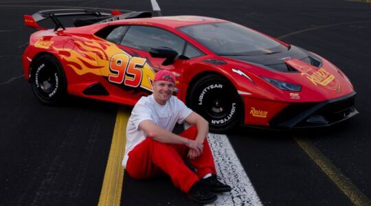 Enzo Knol poseert voor zijn Lamborghini Huracán met Lightning McQueen-kleurstelling