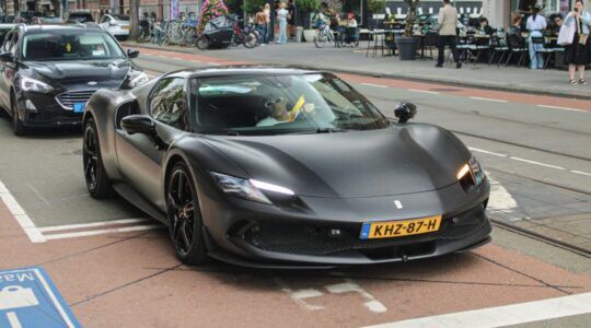 Rapper Lil' Kleine koopt fraaie, matzwarte Ferrari 296 GTB met nieuwprijs van ruim € 300.000