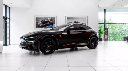 De zijkant van de Ferrari Purosangue van Joseph Klibansky