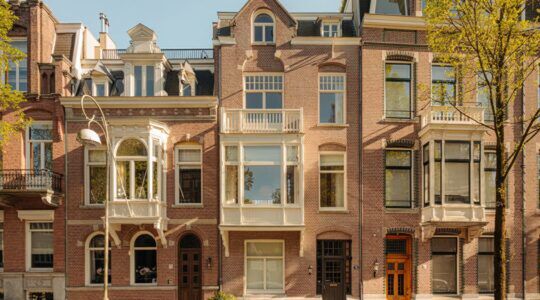 De voorzijde van het herenhuis in Amsterdam-Zuid
