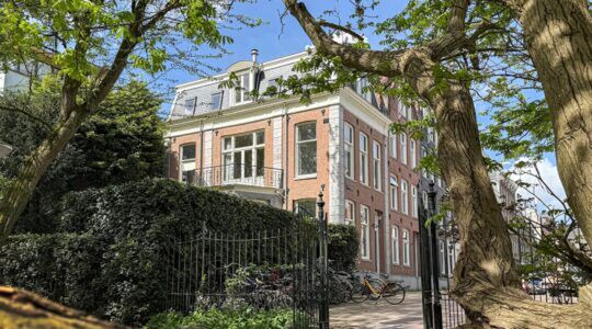 Voormalig herenhuis van Youp van 't Hek verschijnt opnieuw te koop, voor ruim € 2 miljoen meer dan dat hij 'm ooit verkocht