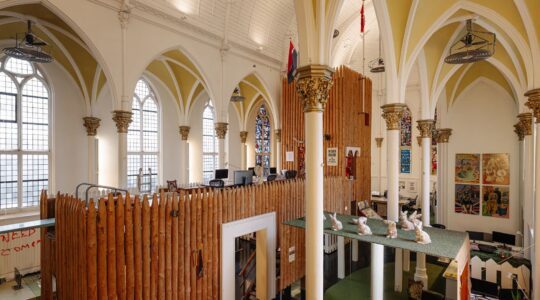 De kerk in Amsterdam die te koop staat van binnen