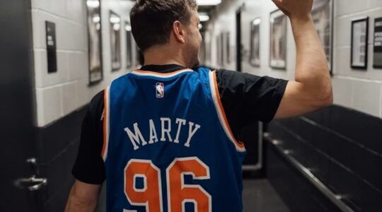 Martin Garrix draagt het New York Knicks-shirt dat naar de veiling gaat