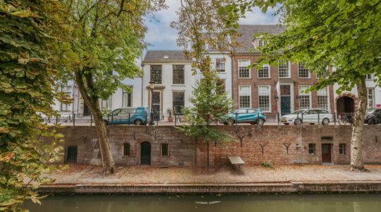 Het prachtige monumentale pand in Utrecht met zwembad