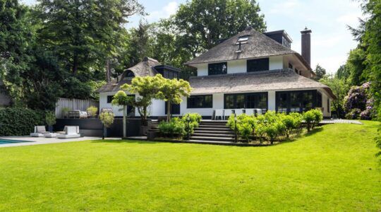De vooorzijde van de villa in Laren