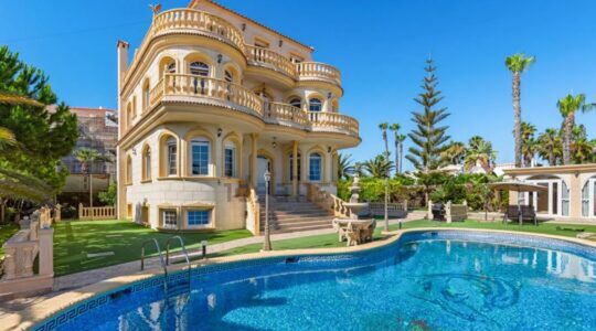 De voorzijde van de villa van Peter Gillis in Spanje