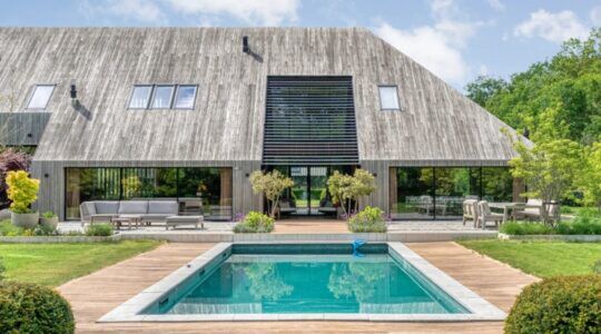 Het zwembad van de Drentse villa