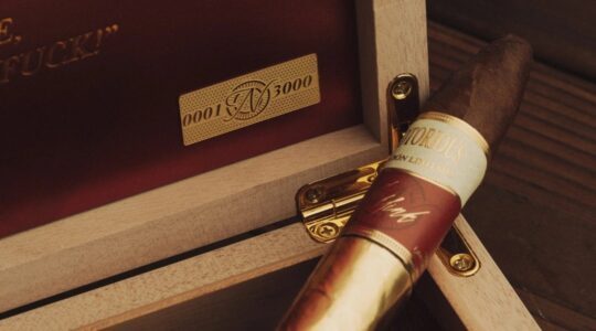 Een sigaar en de doos van Notorious Cigars