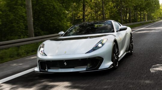 De voorzijde van de Ferrari 812 Competizione Aperta