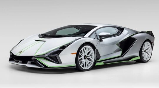 De voorkant van de Lamborghini Si&aacute;n FKP 37