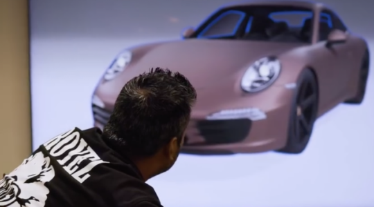 De Porsche 911 Carrera van Elvira Aurora in de kleur brons