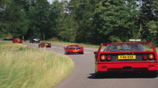 De Ferrari-roadtrip in de Cotswolds van achter