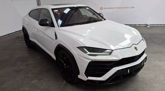 De voorzijde van de zeer vieze Lamborghini Urus bij de Domeinen