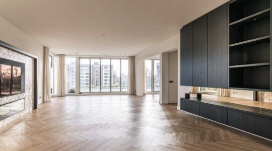 De woonkamer van het appartement van Gerard Joling op de Amsterdamse Zuidas