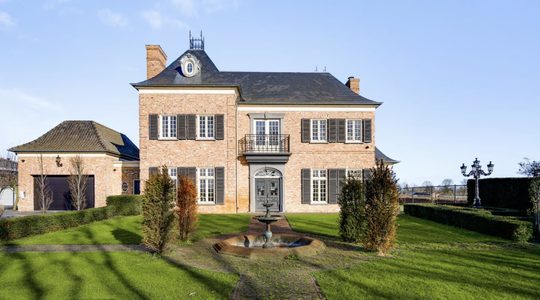 Dit waanzinnige chateau met Franse allure en eigen zwembad staat gewoon in Limburg en kost 'slechts' € 1.950.000