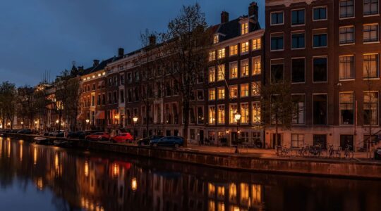 Het vijf ramen brede grachtenpand aan de Herengracht in Amsterdam