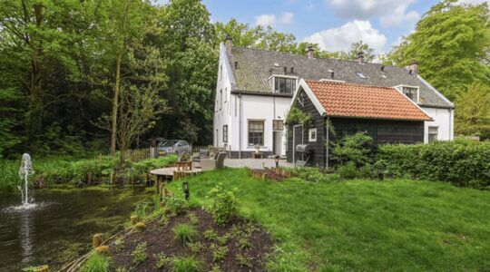 De woning op het landgoed van koning Willem-Alexander die te koop staat