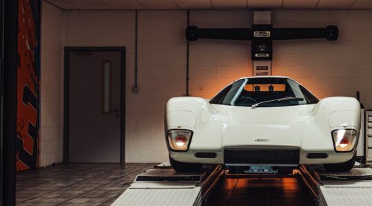 De McLaren M6GT van de voorzijde