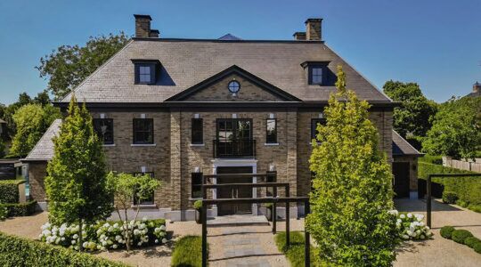 Deze Brabantse villa met zwembad, bar, kapsalon én heuse muziekstudio staat voor € 2,9 miljoen in de etalage