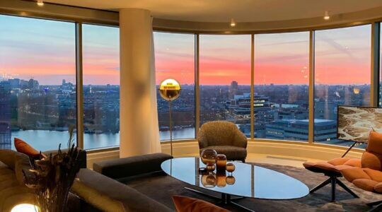 De living van het penthouse in Amsterdam
