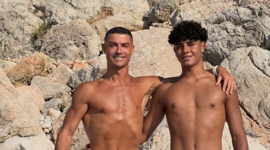 Cristiano Ronaldo naast zijn zoon