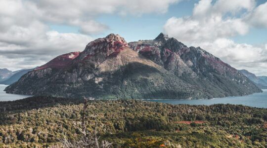 Bergen in Argentini&euml;, waarin miljonairs een toevluchtsoord laten bouwen
