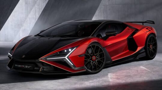 De voorkant van de Lamborghini Revuelto SV