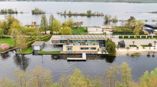 De buitenzijde van de villa uit Gooische Vrouwen.