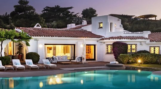 De buitenzijde van de villa op Sardinië