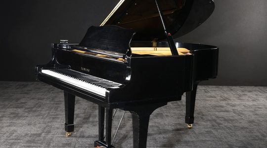 De oude piano van Freddie Mercury.