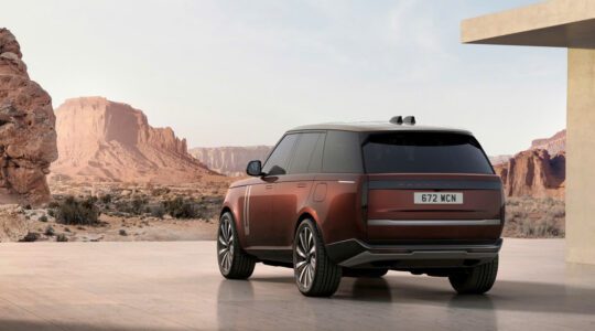 De achterzijde van de Range Rover Desert Ember