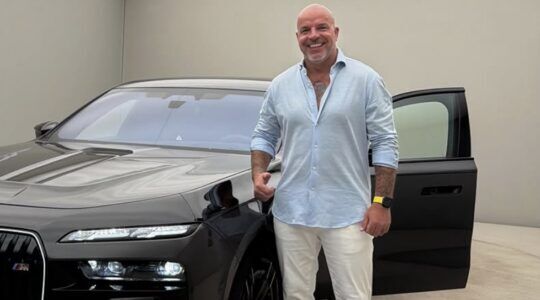 Oud-voetballer Andy van der Meijde neemt splinternieuwe BMW M760e van ruim € 200.000 in ontvangst