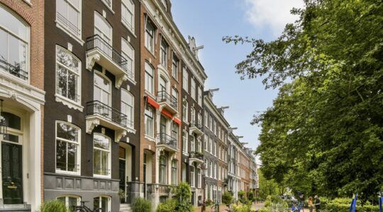 Georgina Verbaan (46) legt ruim € 700.000 neer voor dit fraaie appartement in Amsterdam-Centrum