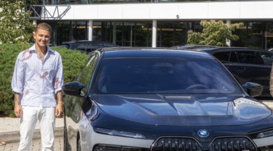 Zanger Mart Hoogkamer neemt BMW M760e van zeker € 200.000 in ontvangst