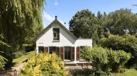 Kinderen van wijlen Gerard Cox zetten klassieke woonboerderij onder de rook van Rotterdam voor bijna een miljoen te koop