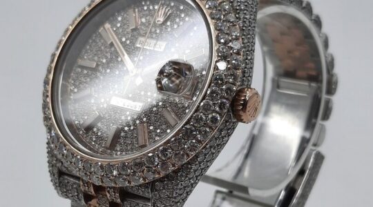 De diamanten Rolex Datejust van opzij