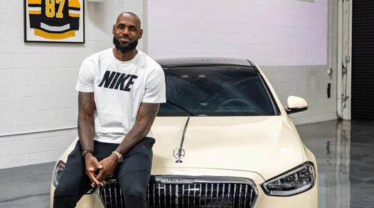 LeBron James op de motorkap van zijn zelf samengestelde Maybach