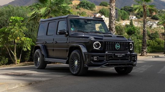 Spaans-Nederlandse voetballer Dean Huijsen neemt deze zeer fraaie Mercedes G63 Urban van zeker € 300.000 in ontvangst
