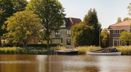 Zuid-Europese krakers die in Amstelveense miljoenenvilla zijn getrokken, moeten de woning binnen drie dagen verlaten