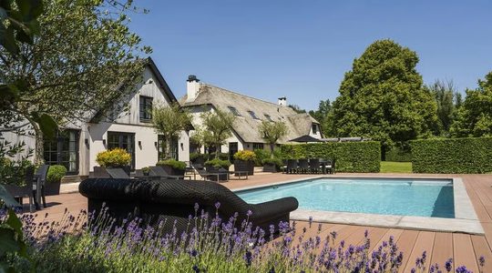 Chipbedrijf Nexperia verkoopt voor € 6,25 miljoen Loenense villa die zij een jaar geleden voor hun topman kochten