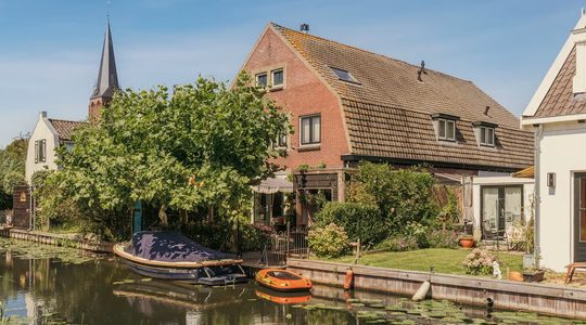 Zanger Douwe Bob (33) wil bijna € 1,8 miljoen voor zijn schilderachtige, vrijstaande woning in Abcoude