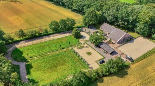 De woonboerderij in Hummelo van boven