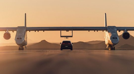 De elektrische Cayenne onder de aircraft