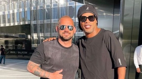 Wesley Sneijder naast Ronaldinho