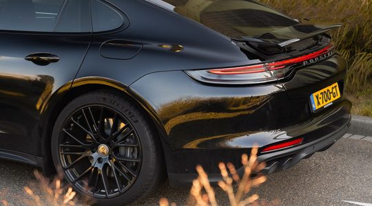 De achterzijde van de Porsche die aan TikTokker Raúl Groenen werd verkocht