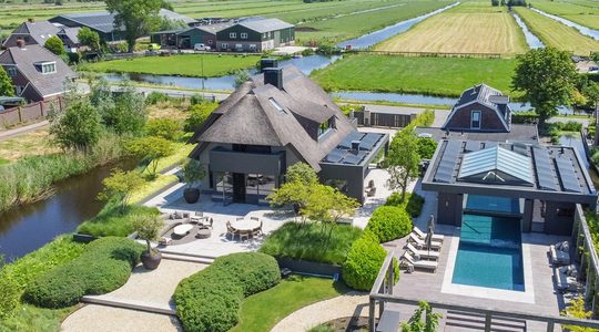 De voorzijde van de villa in Vinkeveen